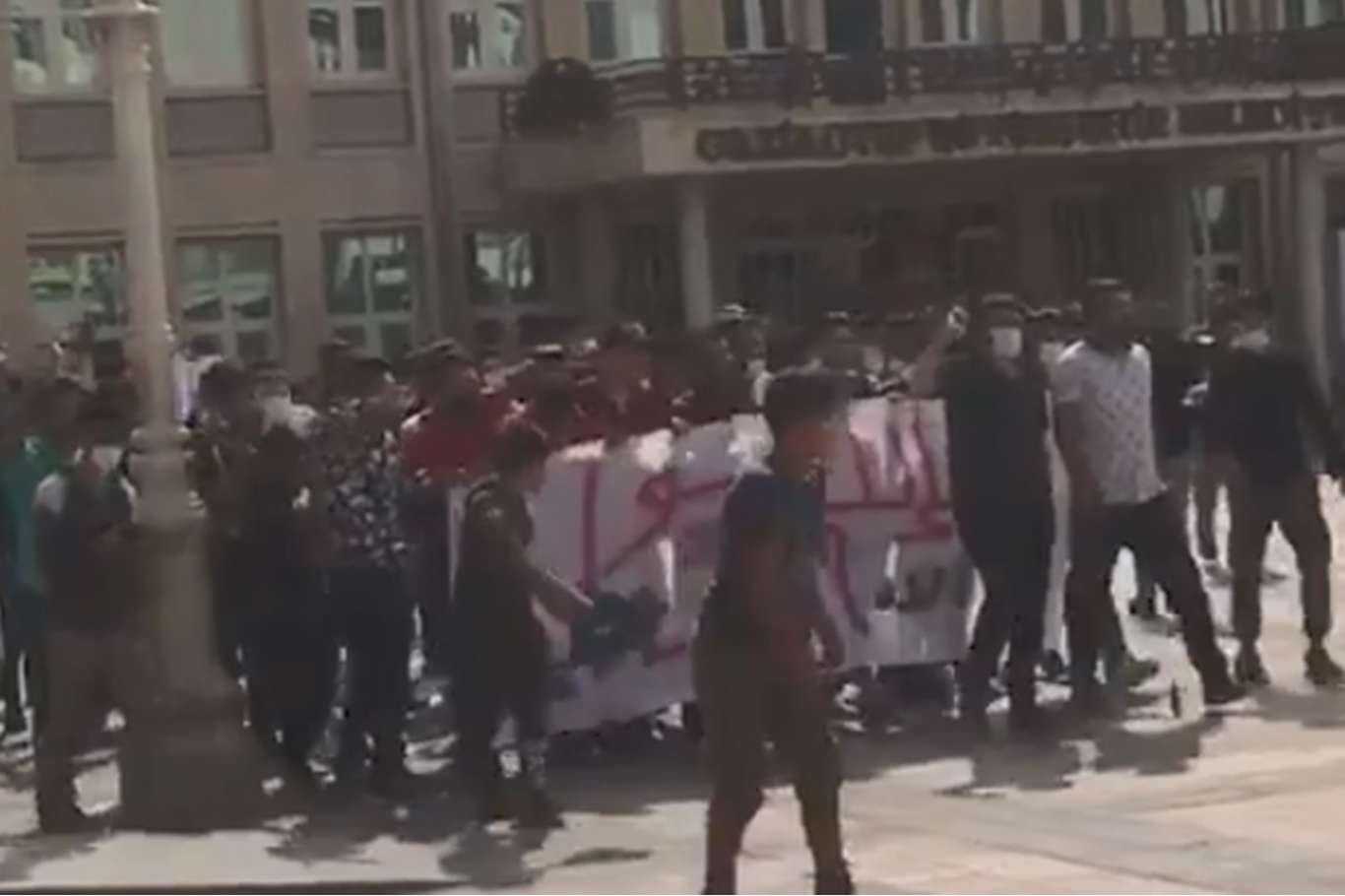 Gaziantep Valiliği, Suriyelilerin Fransa'yı protesto etmek için yürüdüğünü açıkladı